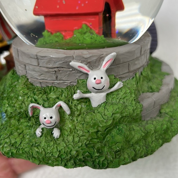 2014 PEANUTS Hallmark HAPPINESS IS CONTAGIOUS” musical snow globe - Picture 11 of 15